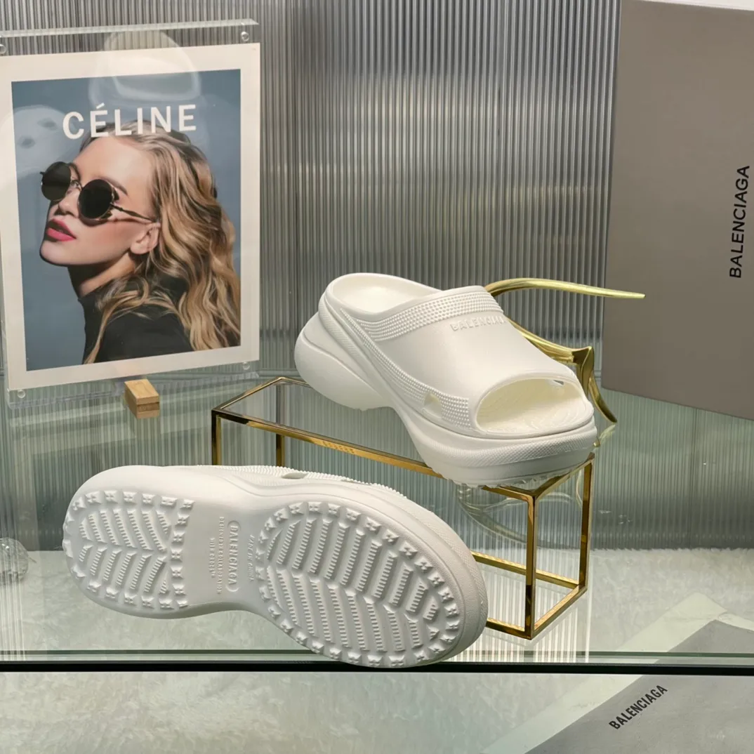👟👟Ex-factory price 380👟👟 35-41 ‍🔥 ‍🔥 ‍🔥Balenciaga’s latest hole-in-the-wall slippers are now available! 🎉🎉🎉A sandal that is popular on Instagram, 🎊🎊🎊 and all major platforms of Xiaohongshu! Made of high-tech materials and molded in one piece, it is lightweight, wear-resistant, and waterproof! ✨✨✨ The heel height is 6CM. The colors are being added one after another to meet your various color combinations and different needs. A very cost-effective product!